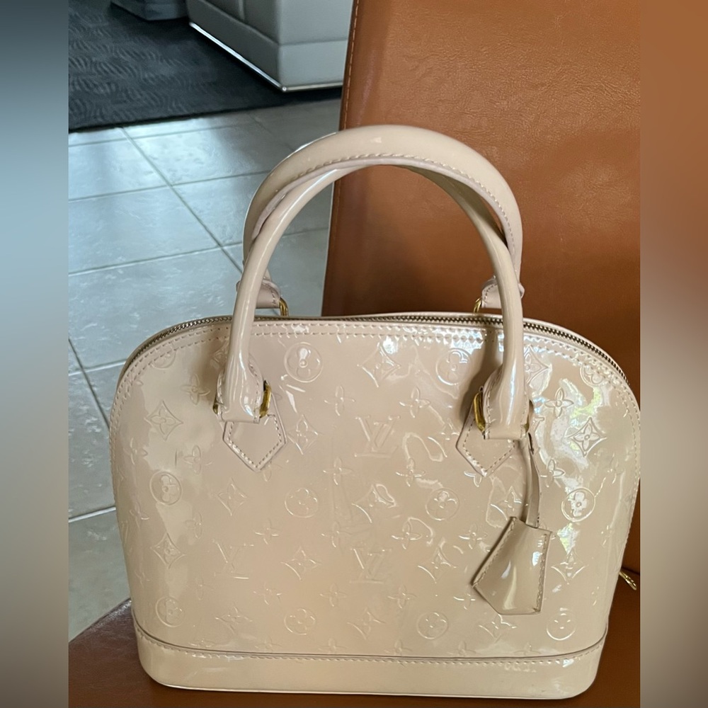 Creme Colored patent leather iconic logo design handbag😍